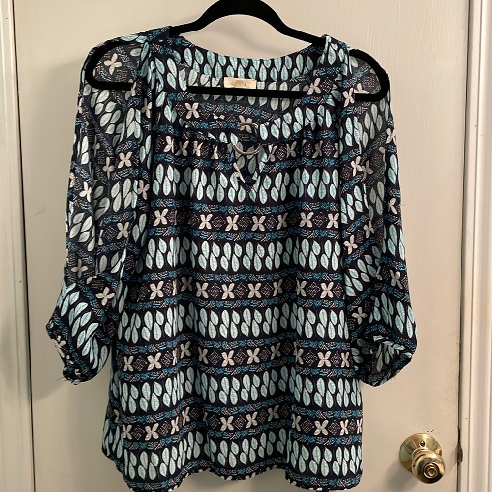 Print blouse, cold shoulder, split 3/4 length sleeve. Metal ring neck detail.